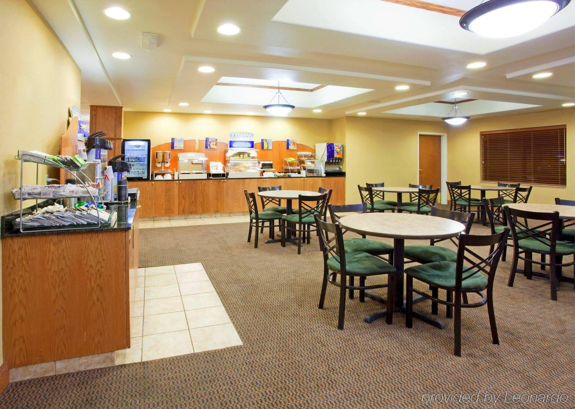 Holiday Inn Express & Suites Rocky Mount Smith Mountain Lake By Ihg Restaurant photo
